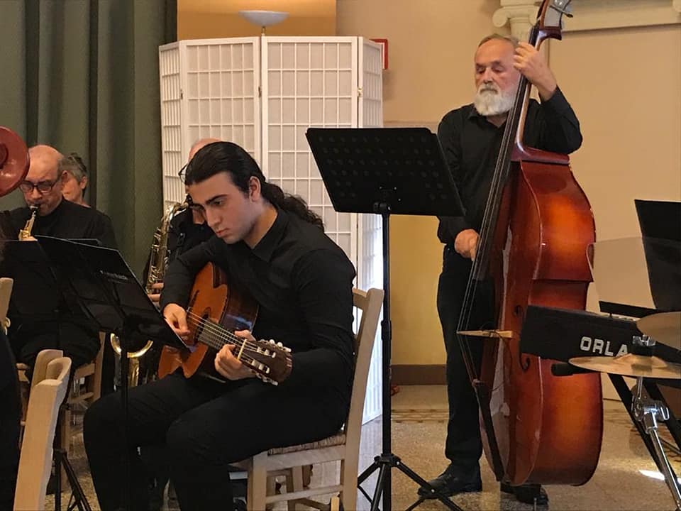 Giovani e adulti insieme in orchestra
