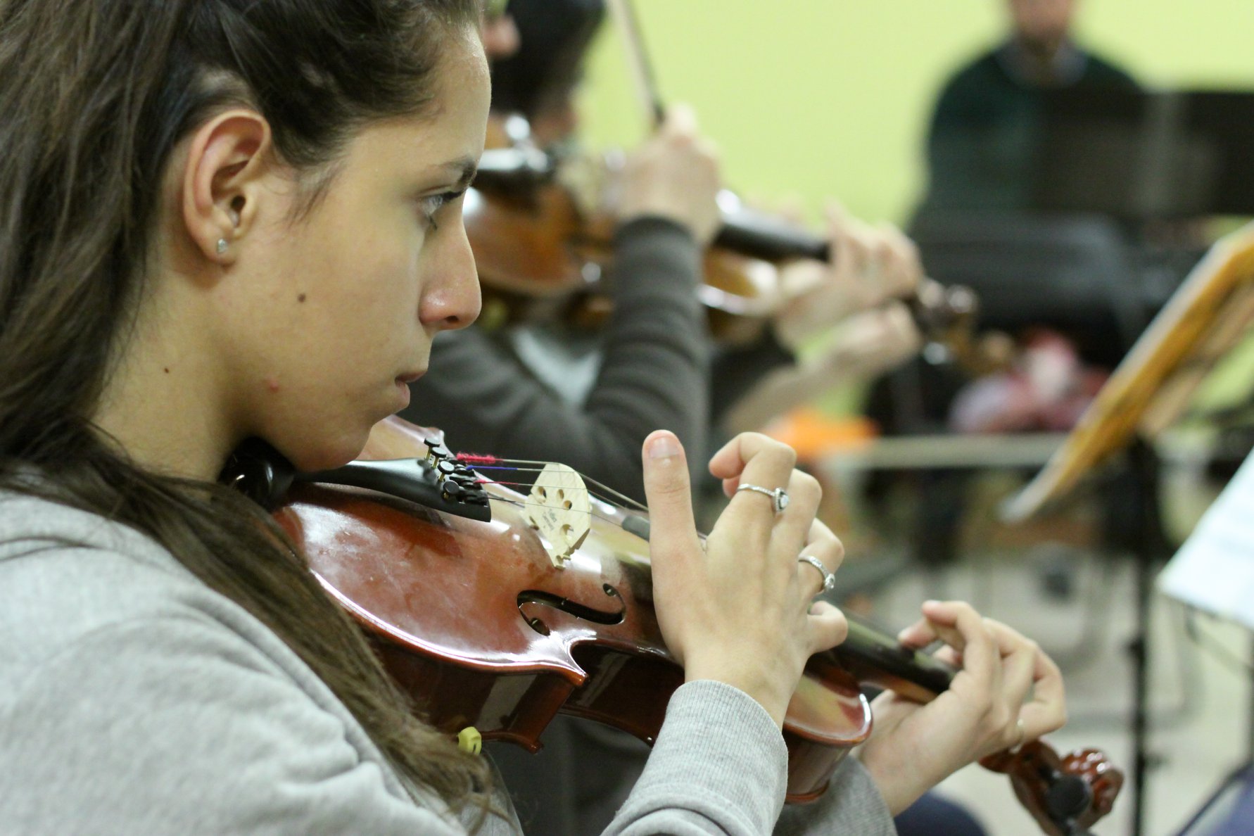 Scuola di Musica Roma | Una violinista dell'orchestra aperta all'Istituto musicale Corelli