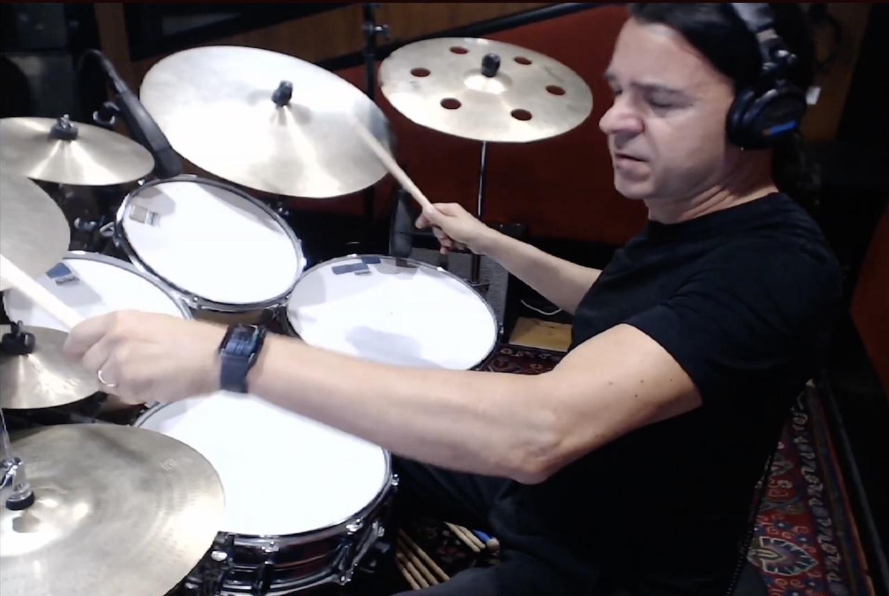 Cristiano Micalizzi in studio alla batteria