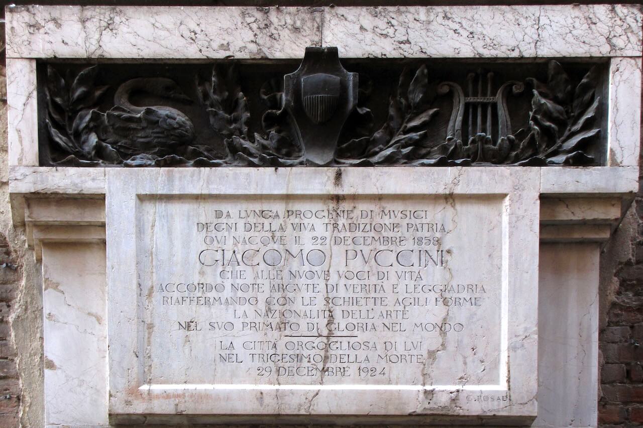Targa sulla casa natale di Giacomo Puccini