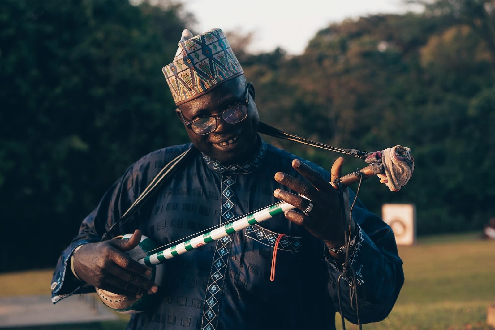 Stili e ritmi di chitarra africana | Suonatore di Ngoni chitarra tipica del Mali photo by Akoonie (Pexels)