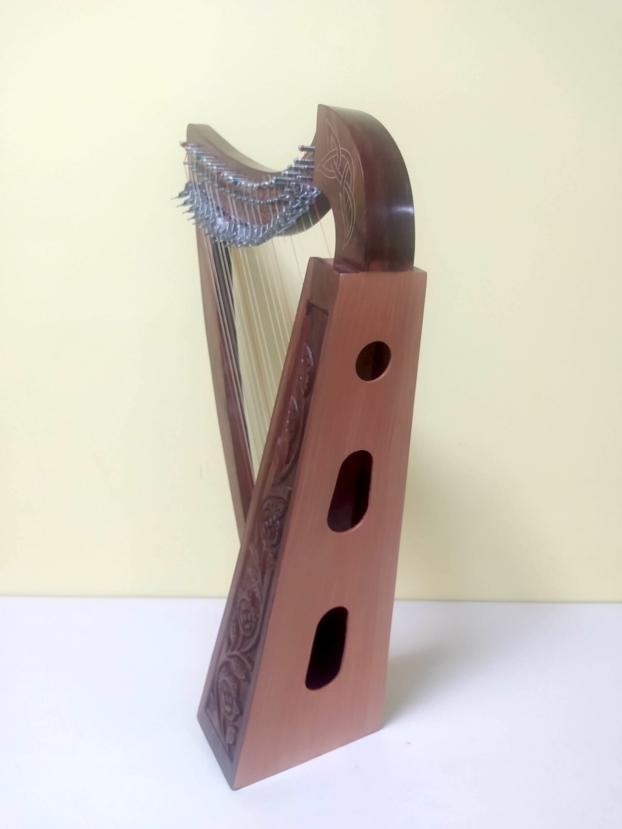 Arpa celtica 22 corde in legno intagliato nuova in vendita a Roma 360€