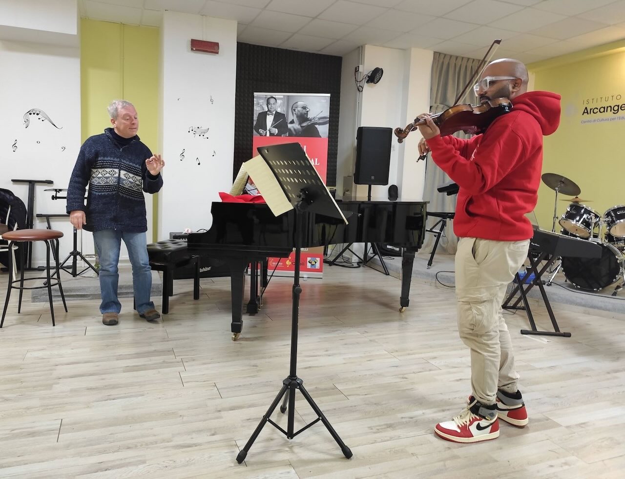 Il maestro Alessandro Bares con un allievo di violino da Mumbai durante la Masterclass internazionale Corelli Music Fest