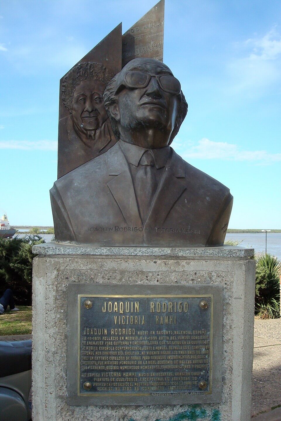 Busto del compositore spagnolo Joaquín Rodrigo, con l'immagine di sua moglie, la pianista Victoria Kamhi, sullo sfondo. Parco España, Rosario, provincia di Santa Fe, Argentina by Mrexcel