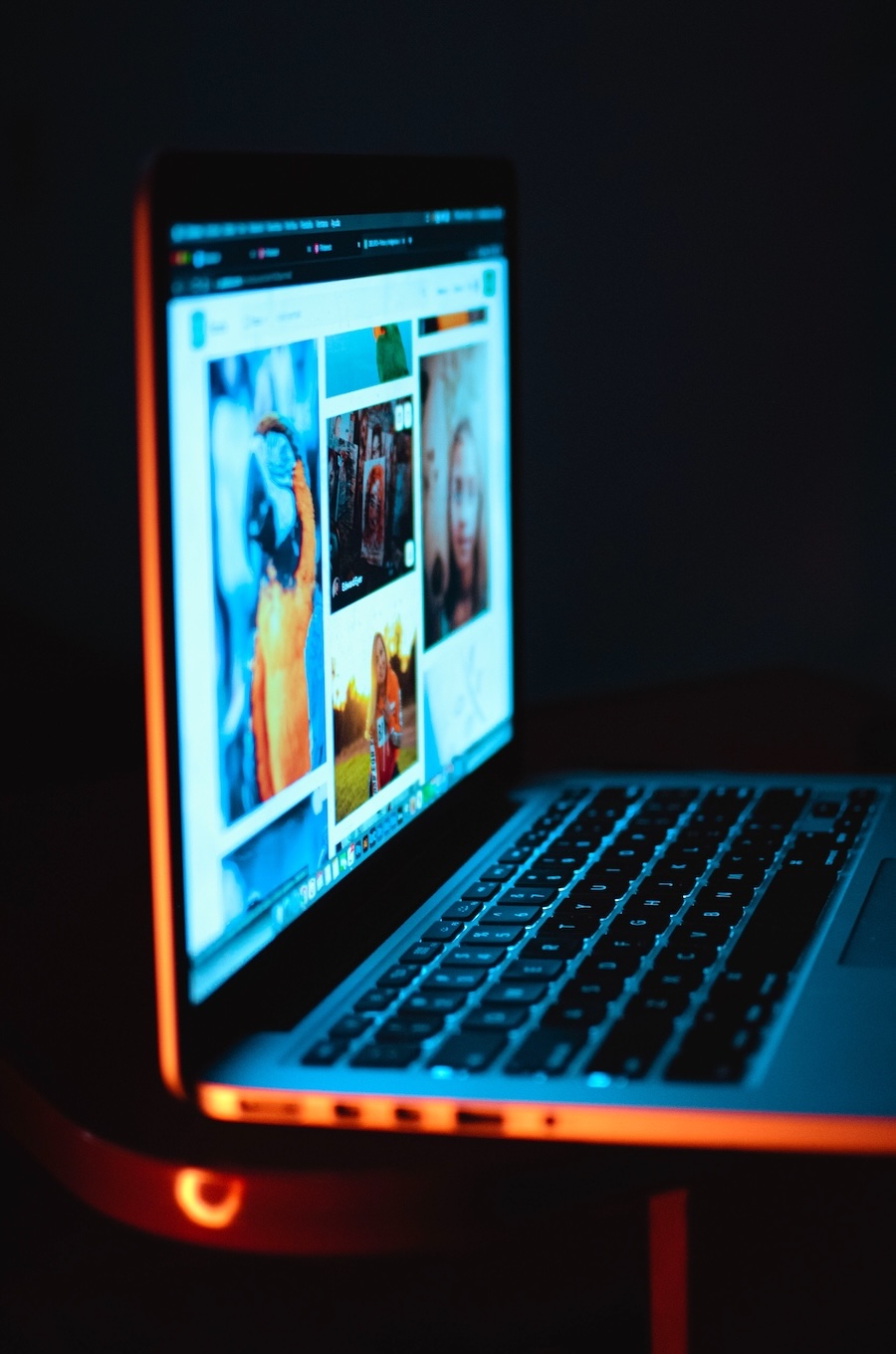 Copyright enforcement, uno schermo di laptop che mostra immagini in una stanza poco illuminata, evidenziando la navigazione dell'era digitale