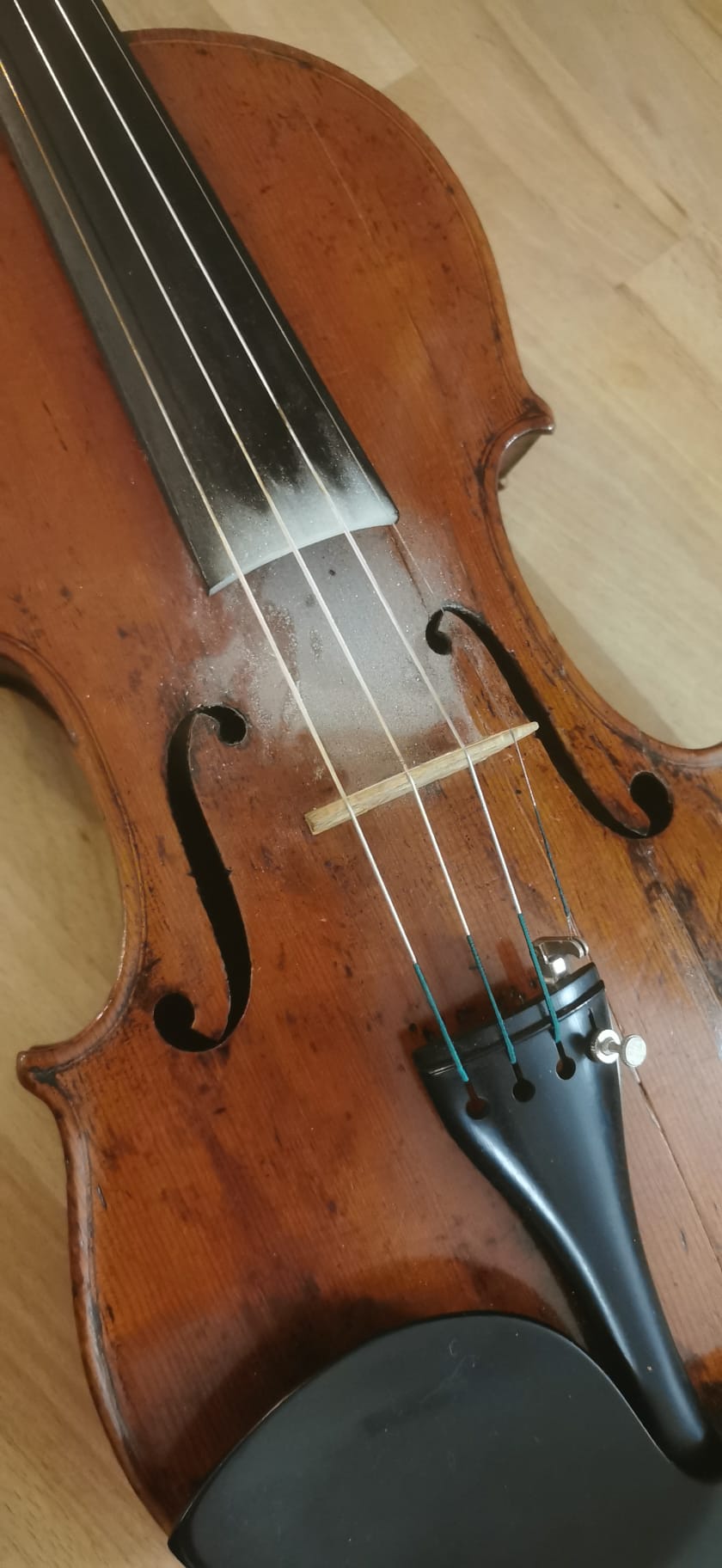 Un violino sporco con presenza di polvere molto visibile nella parte centrale