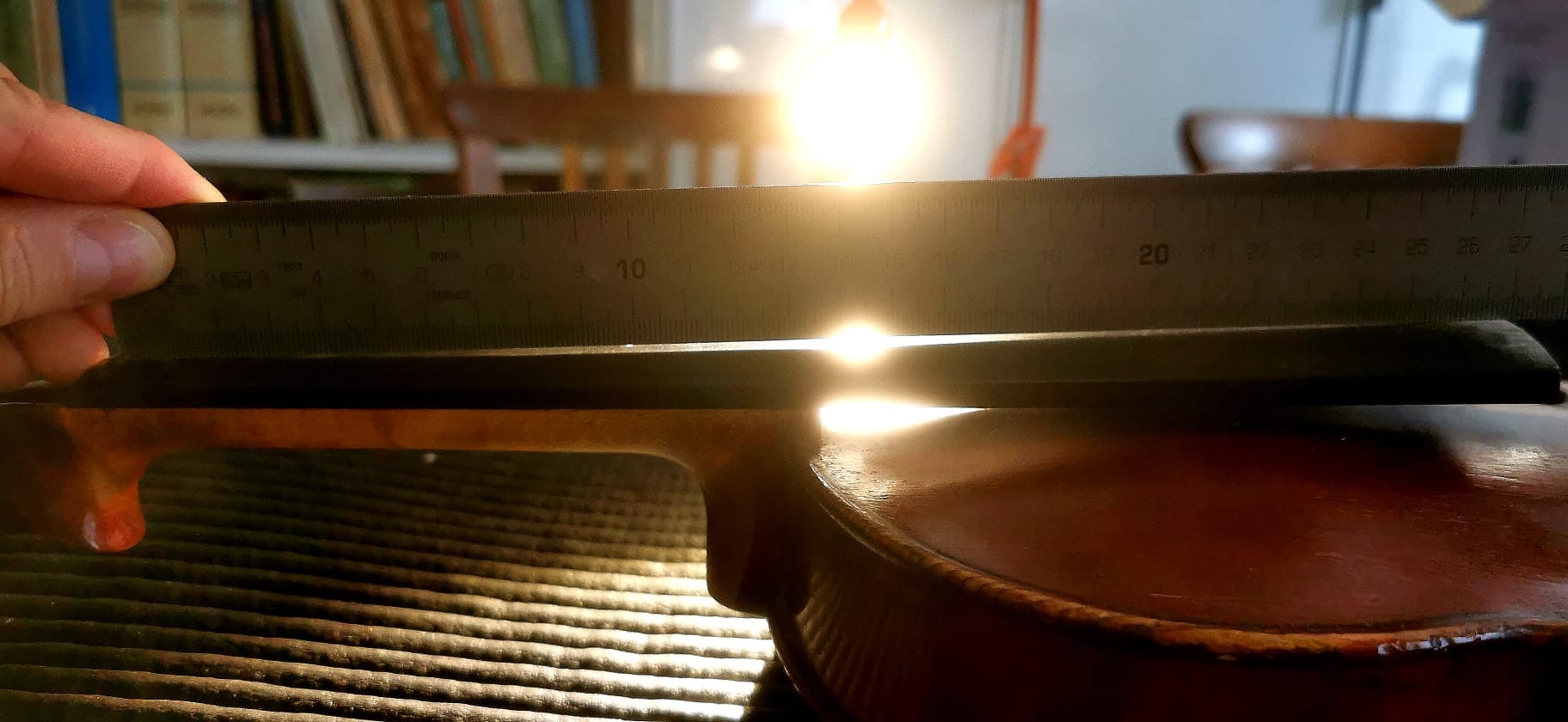 Utilizzo della luce su tastiera del violino per controllare forma e profondità del suo scavo