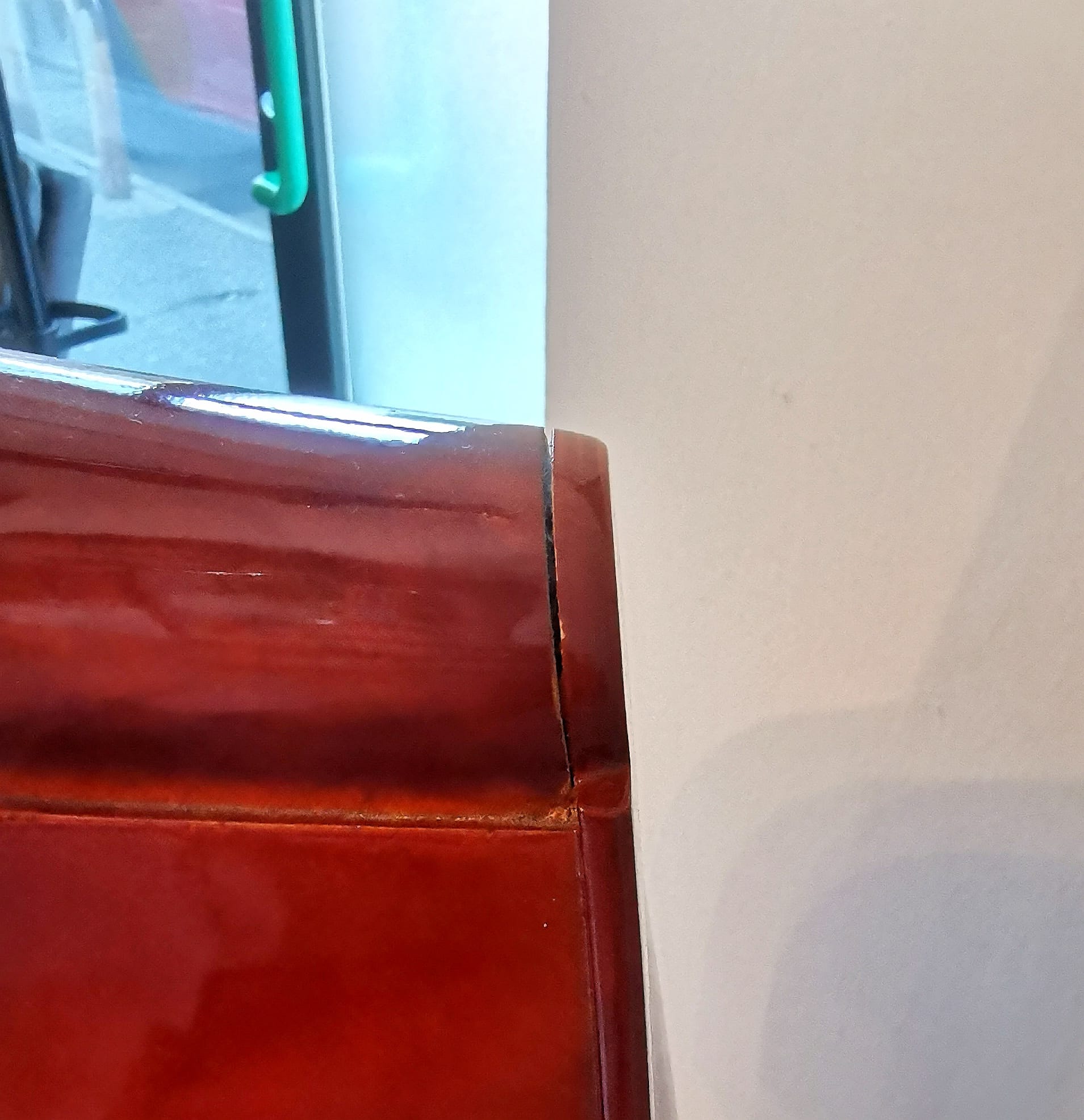 Manico scollato di un contrabbasso