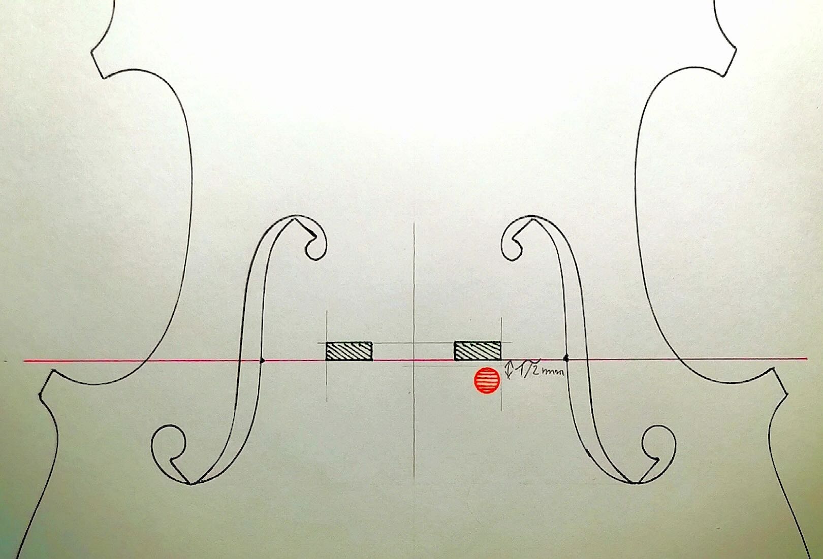 Un ponte ben assettato dovrebbe trovarsi posizionato all'altezza delle tacche interne delle effe di uno strumento ad arco. L'anima è “incastrata” tra la tavola e il fondo. La sua posizione corretta è leggermente dietro il piedino destro del ponticello
